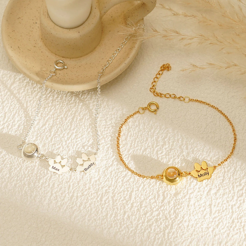 Bracelet photo personnalisé en acier inoxydable or avec pendentif quatre pattes à graver et chaîne ajustable.