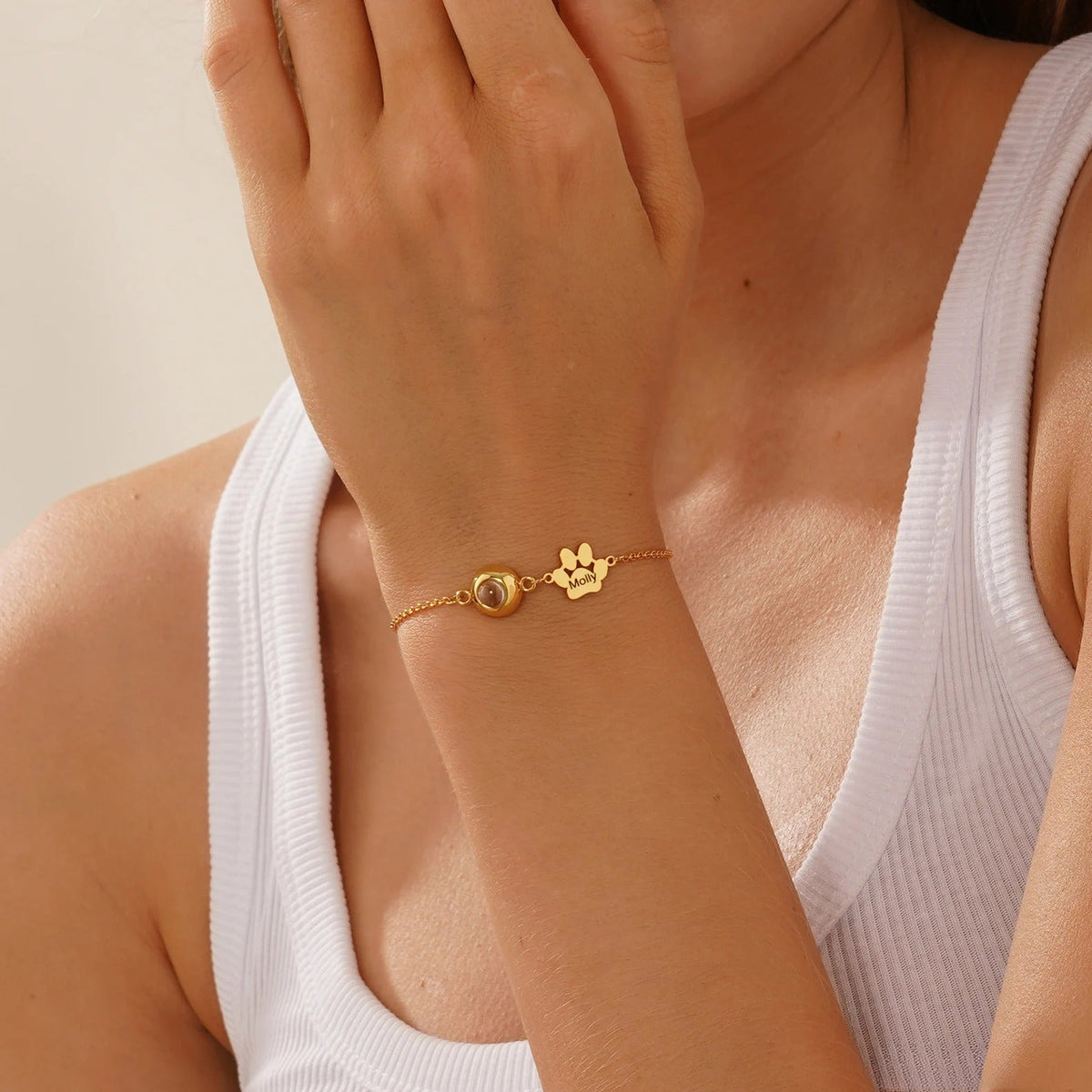 Bracelet fin doré en acier inoxydable avec pendentif photo rond et patte à graver, modèle Cliff.