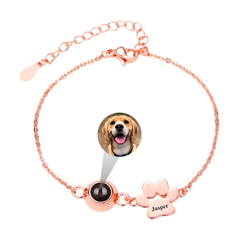 Bracelet en acier inoxydable or rosé avec médaille photo ronde et breloque patte à graver personnalisée.