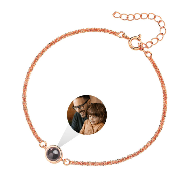 Bracelet fin en acier inoxydable finition or rose avec pendentif rond personnalisable à projection photo.