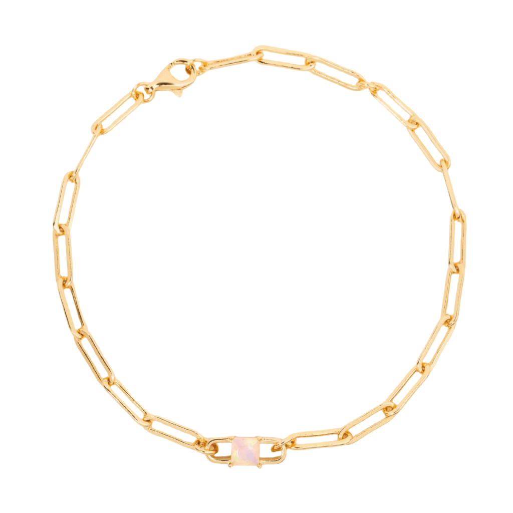 Bracelet fin en titane doré avec maillons rectangulaires et pierre de naissance rose pâle.