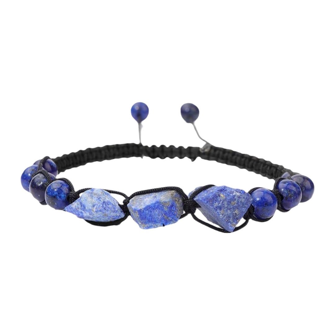 Bracelet porte-bonheur avec pierres naturelles polies et éclats bruts bleu profond, cordon noir tressé réglable.