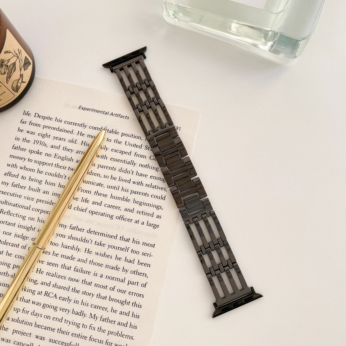 Bracelet noir en métal ajouré pour Apple Watch, style chic et élégant, finition brillante.