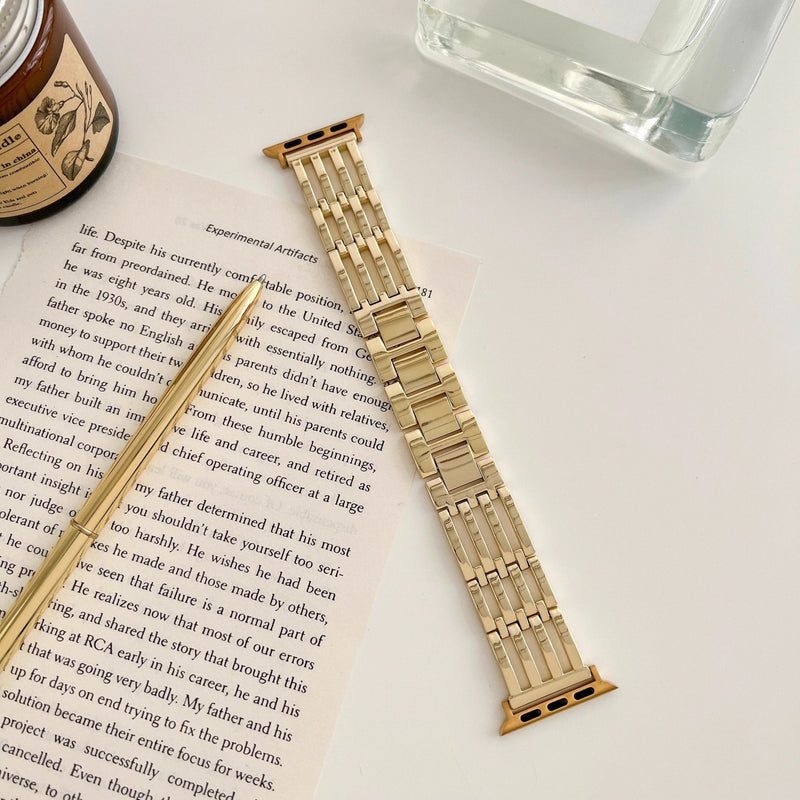 Bracelet or pour Apple Watch style chic avec maillons rectangulaires et finition brillante.