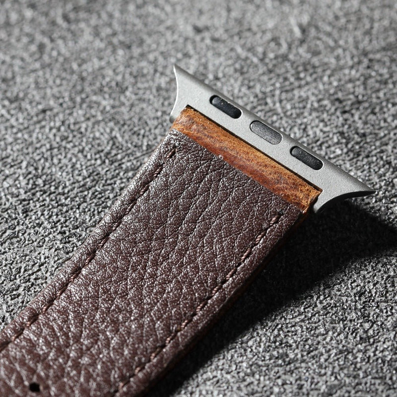 Armbånd til Apple Watch i fuldnarvet brunt læder, robust stållås, daglig komfort om håndleddet, model Eugène
