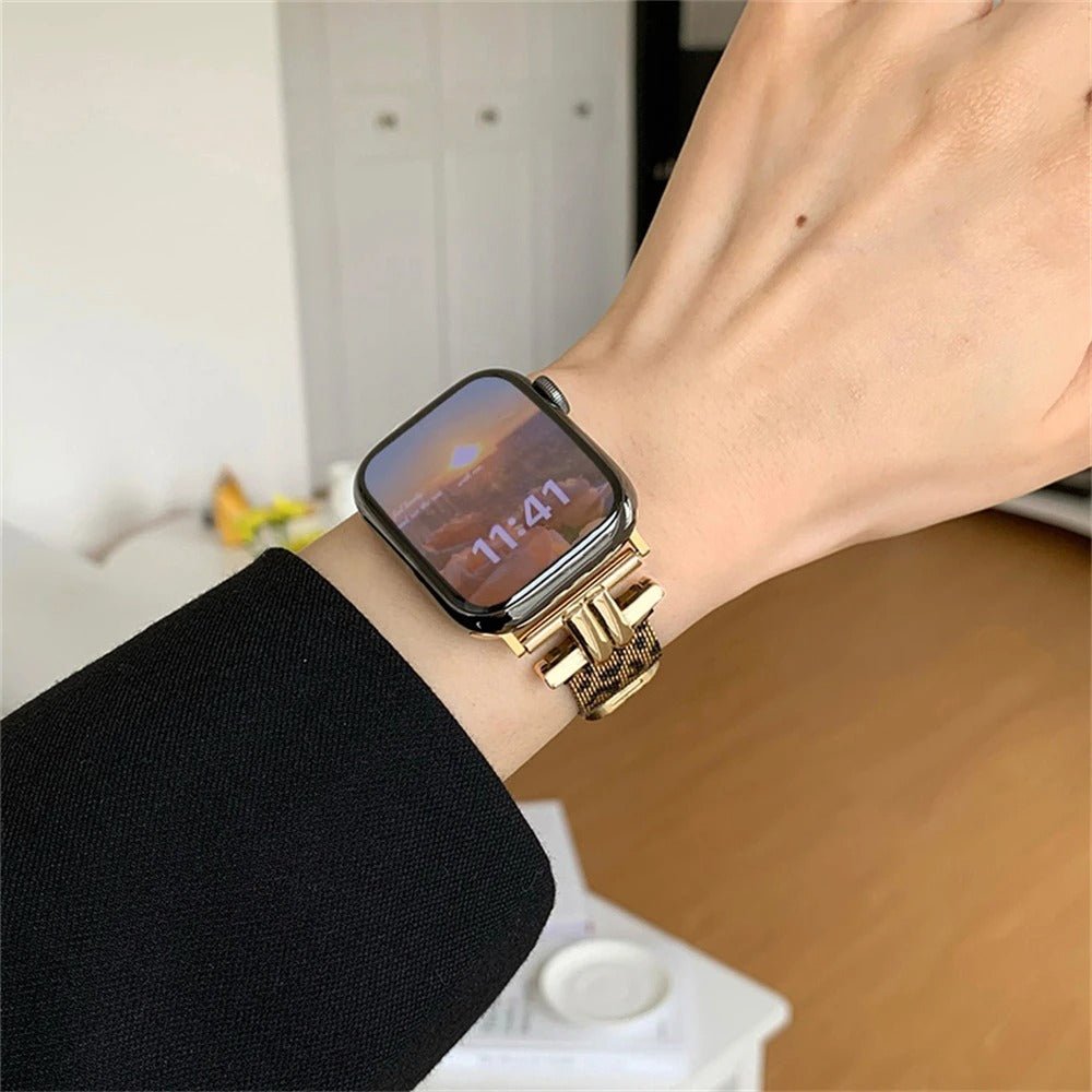 Bracelet fin léopard en métal doré pour Apple Watch, style chic élégant, porté au poignet.