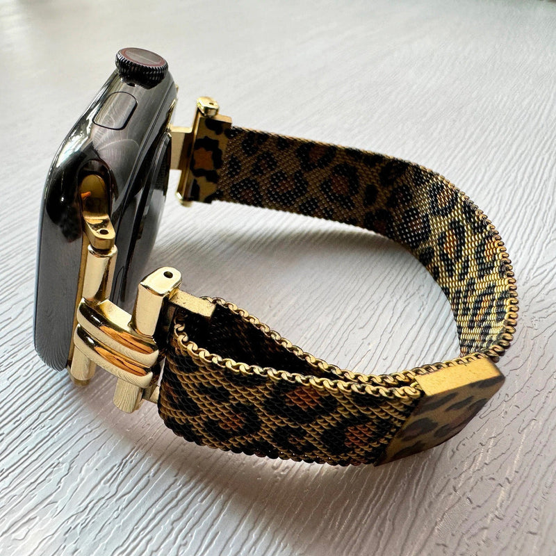 Bracelet léopard chic fin pour Apple Watch avec boucle dorée élégante.