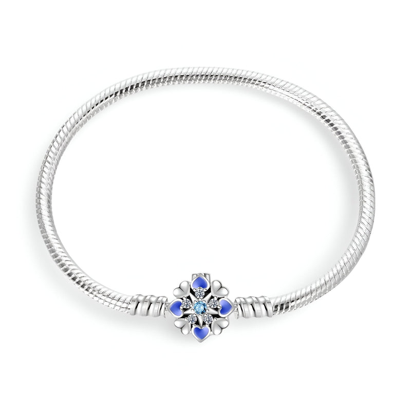 Bracelet argenté pour charm avec cadran central bleu décoré de motifs floraux, fermeture tubulaire.