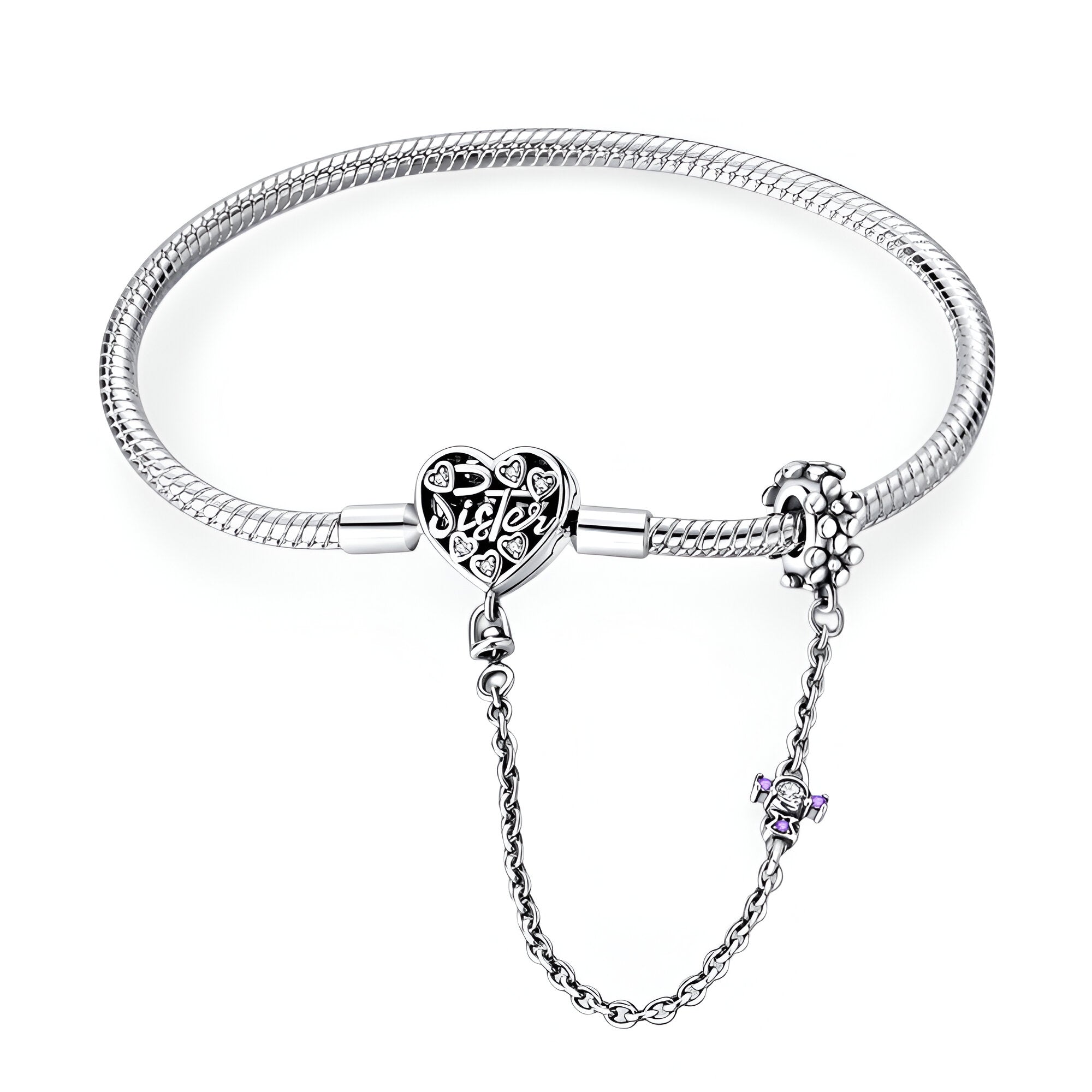 Bracelet chaîne en argent avec fermoir cœur orné de motifs élégants et chaîne de sécurité fine.