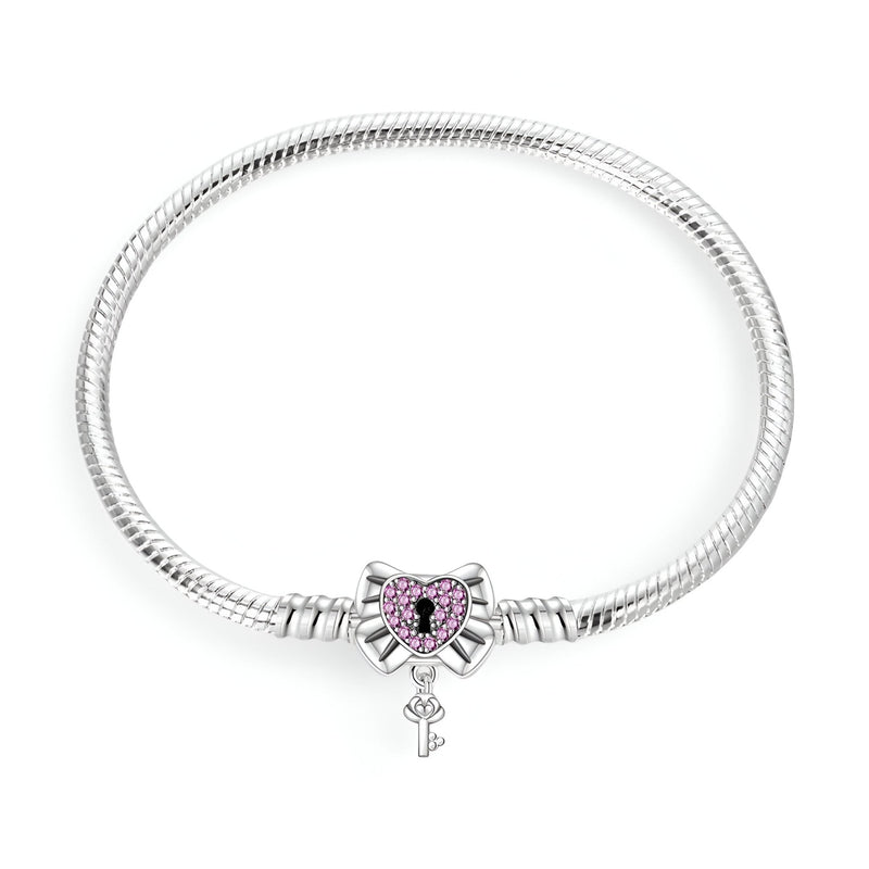 Bracelet argenté pour charm avec pendentif cœur cadenassé orné de pierres violettes et clé pendante.