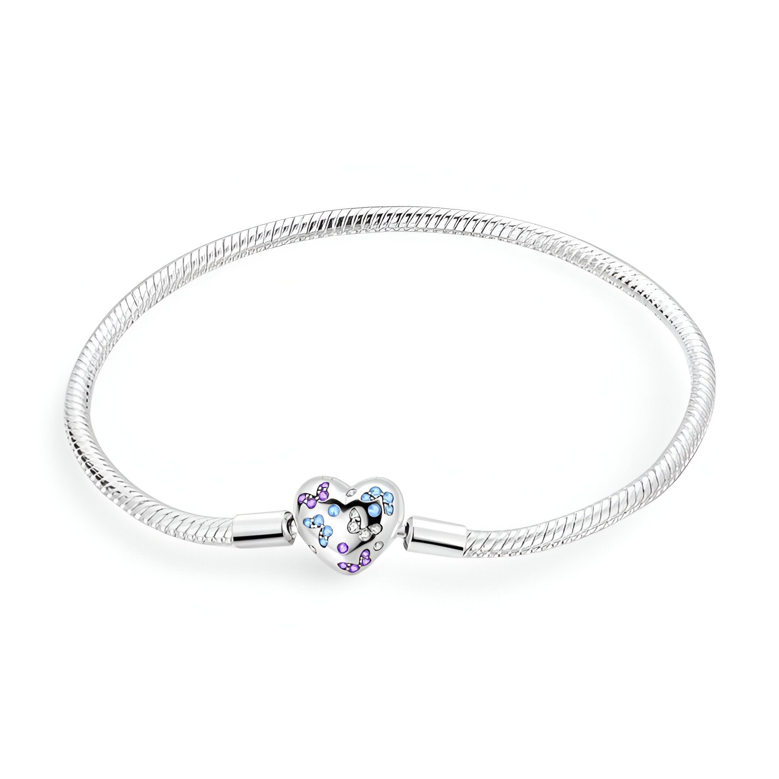 Bracelet argenté fin avec pendentif cœur orné de papillons colorés et détails scintillants.