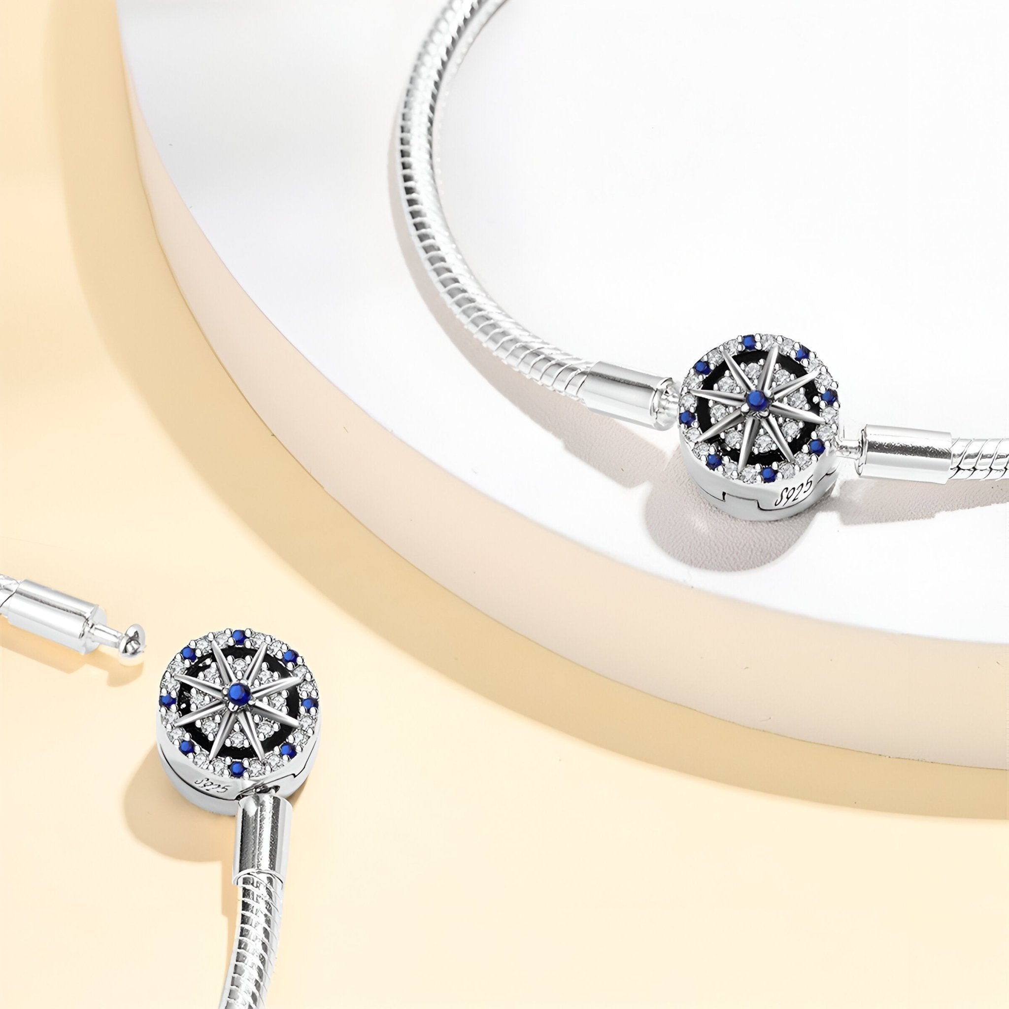 Bracelet argenté pour charm avec charm étoile en strass bleus et blancs modèle Sancia.