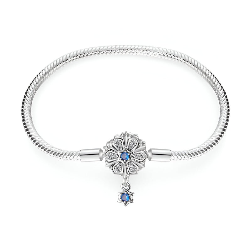 Bracelet argent serpent avec charm fleur et pendentif étoile bleue élégante.