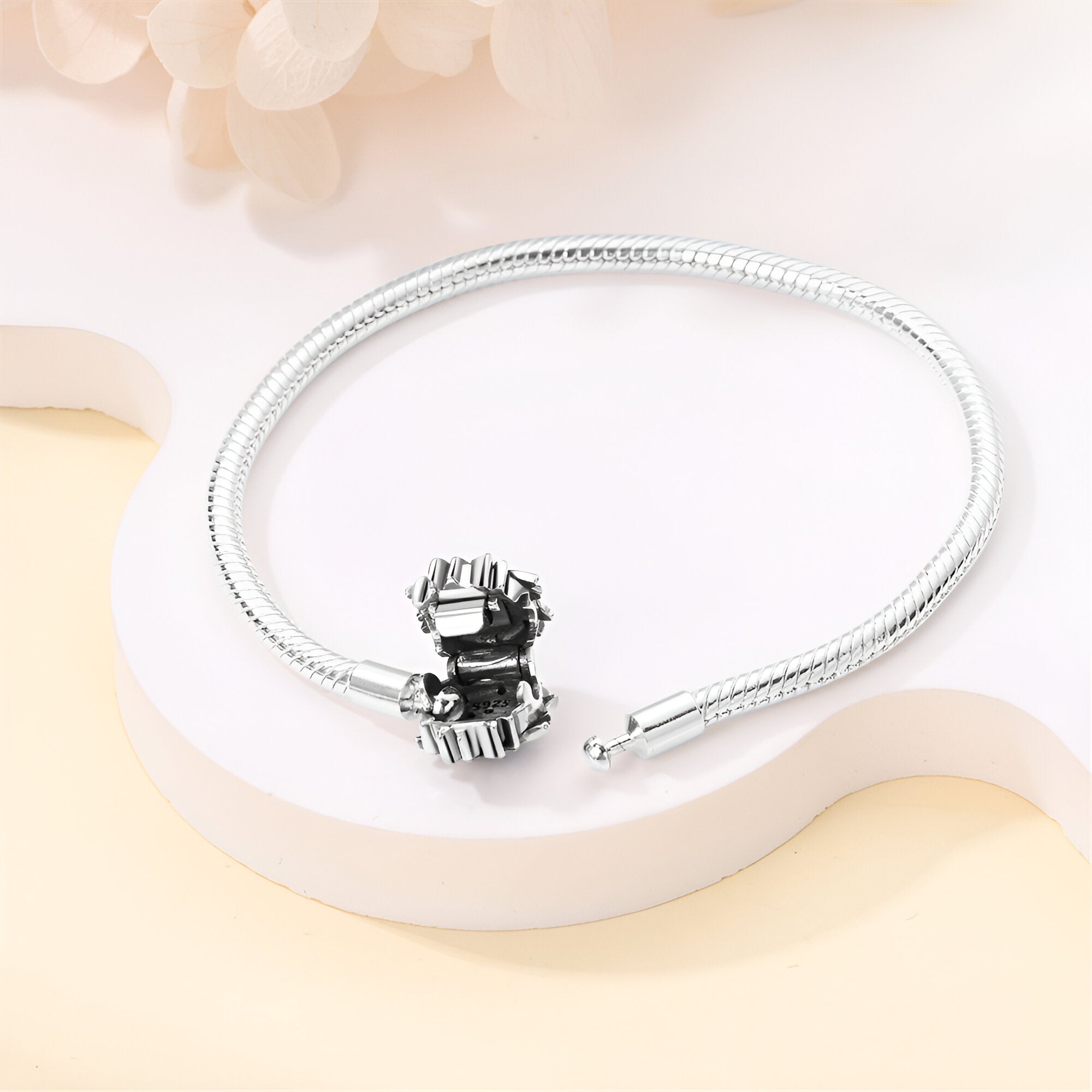 Bracelet en argent 17 cm avec fermoir cœur ouvrable, design épuré et fin.