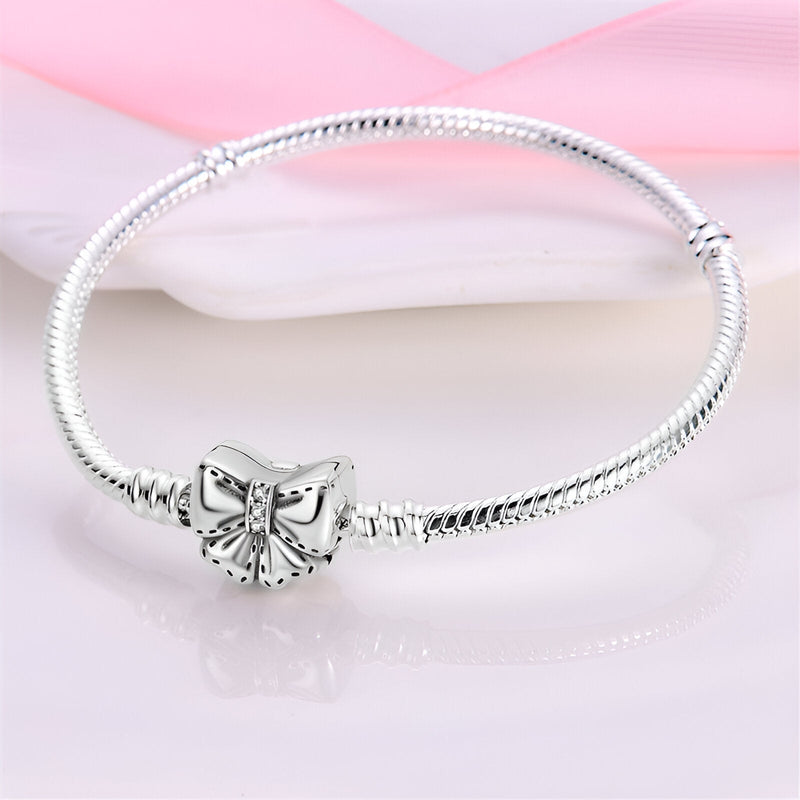 Bracelet argenté fin avec fermoir en forme de nœud ruban élégant, 17 cm.