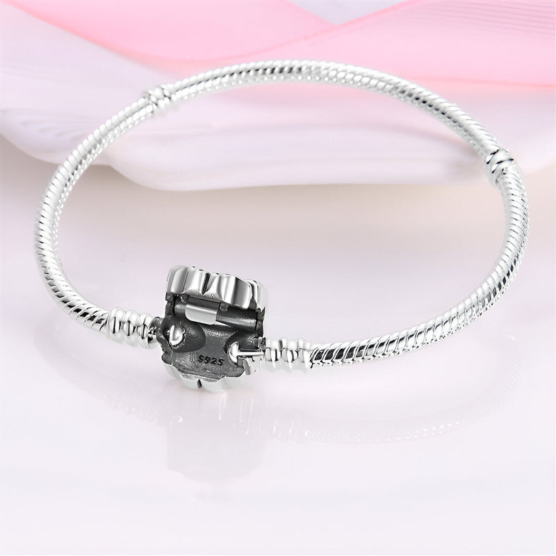 Bracelet en argent avec charm nœud ruban, design fin et élégant, modèle Carmina.