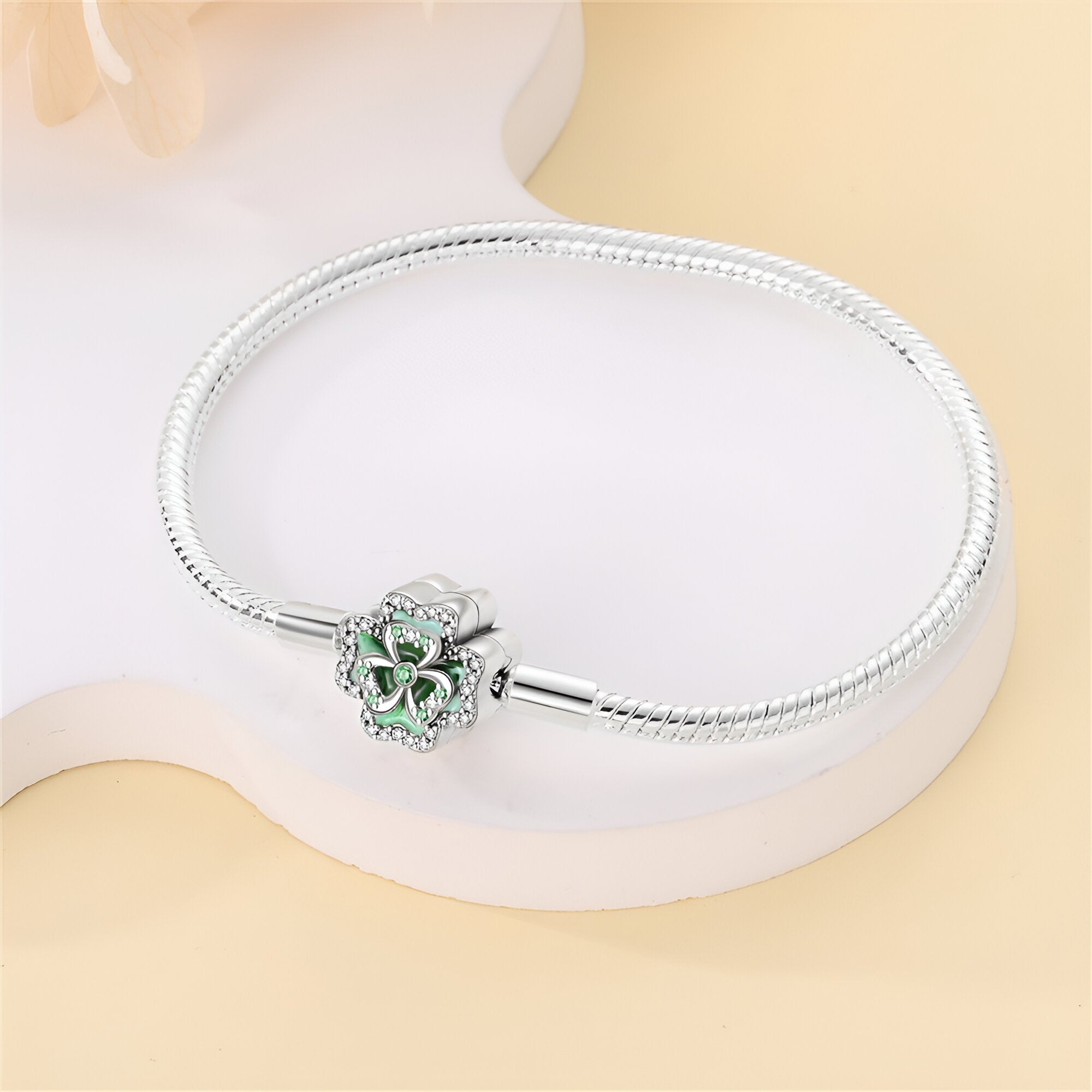 Bracelet argenté fin avec fleur trèfle vert émaillé et détails brillants pour femme, modèle Fiorella.