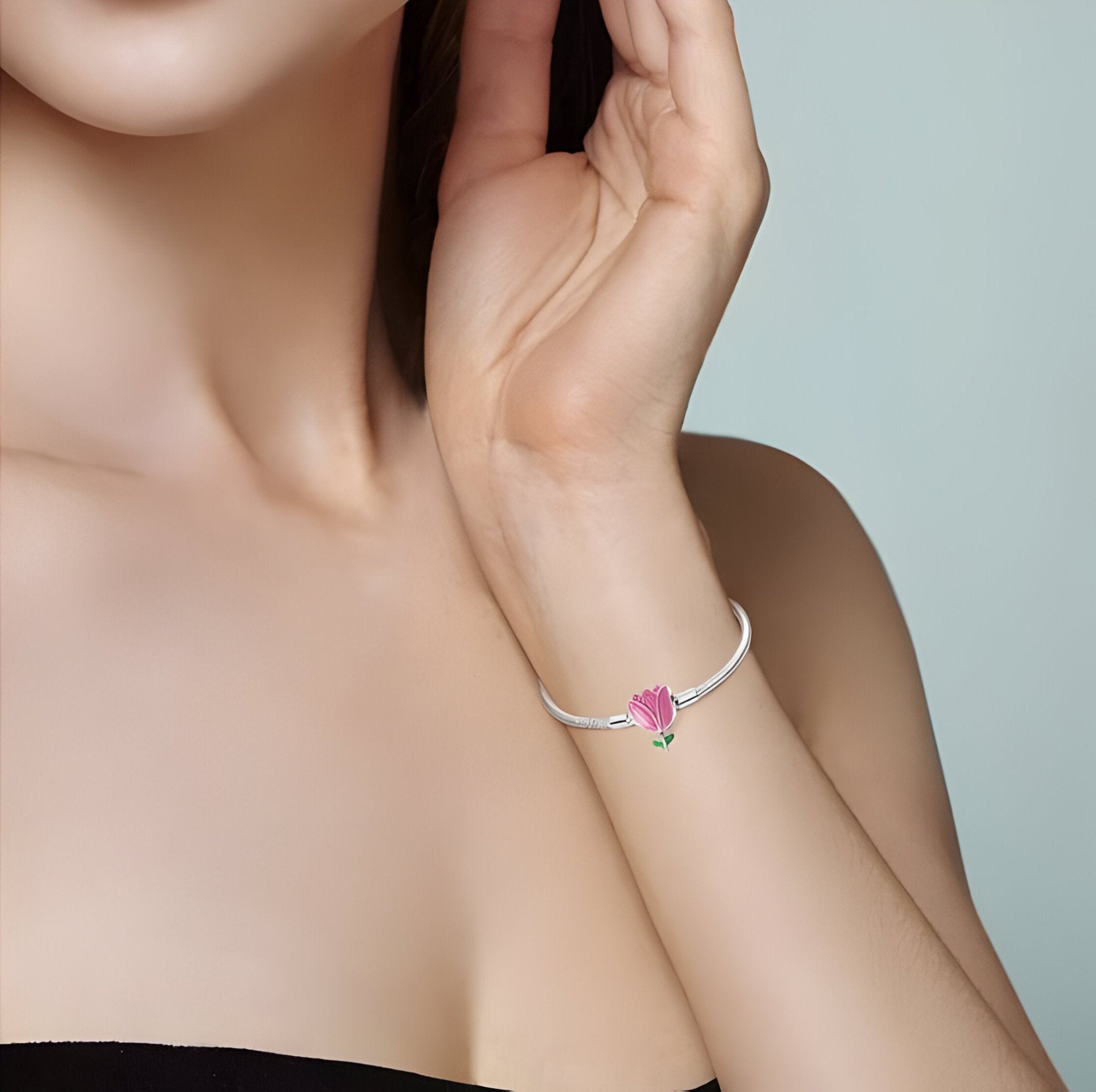 Bracelet fin argent avec charm tulipe rose, style délicat pour femme, modèle Eira, porté au poignet.