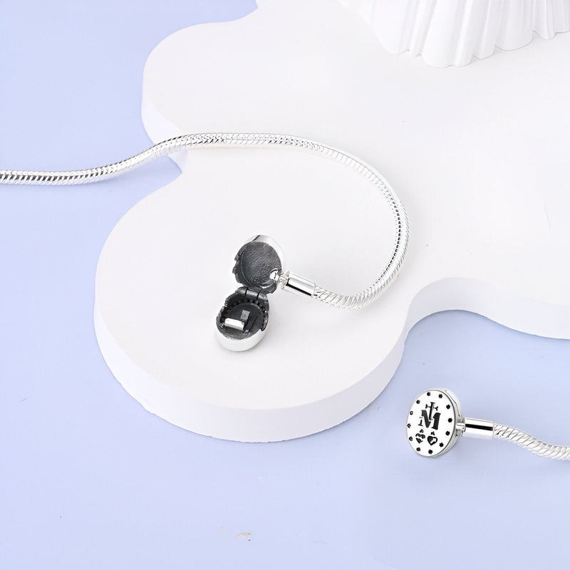 Bracelet argenté fin avec pendentif médaillon ovale ouvrant, intérieur lisse et chaîne serpent.