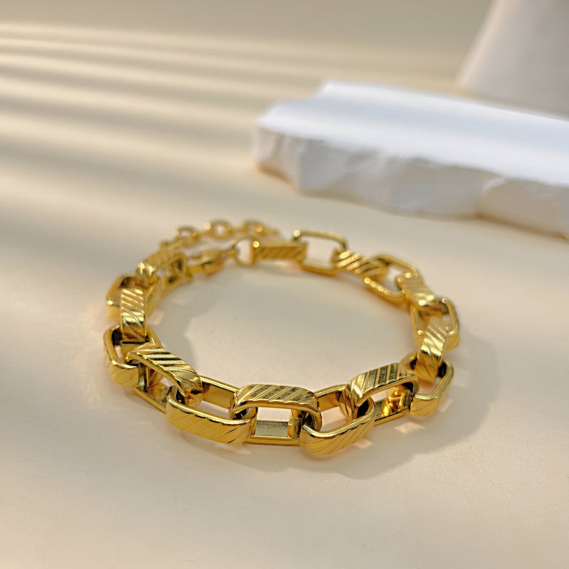 Bracelet pour femme en maille XL dorée en acier inoxydable, modèle Aria, finition brillante.