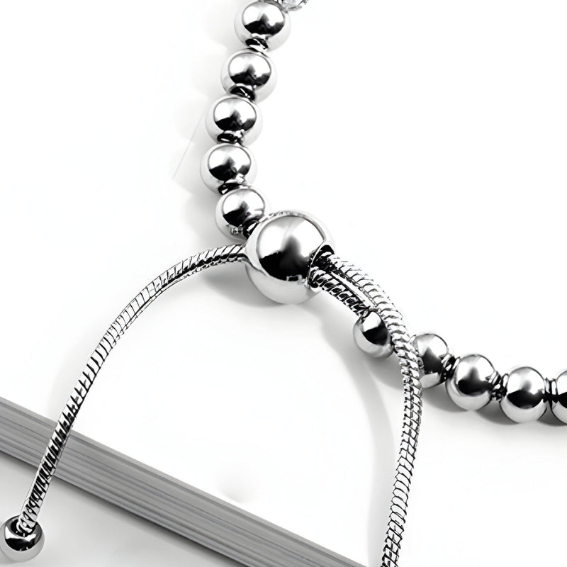 Bracelet femme en titane argenté avec perles rondes et détail coulissant lisse.