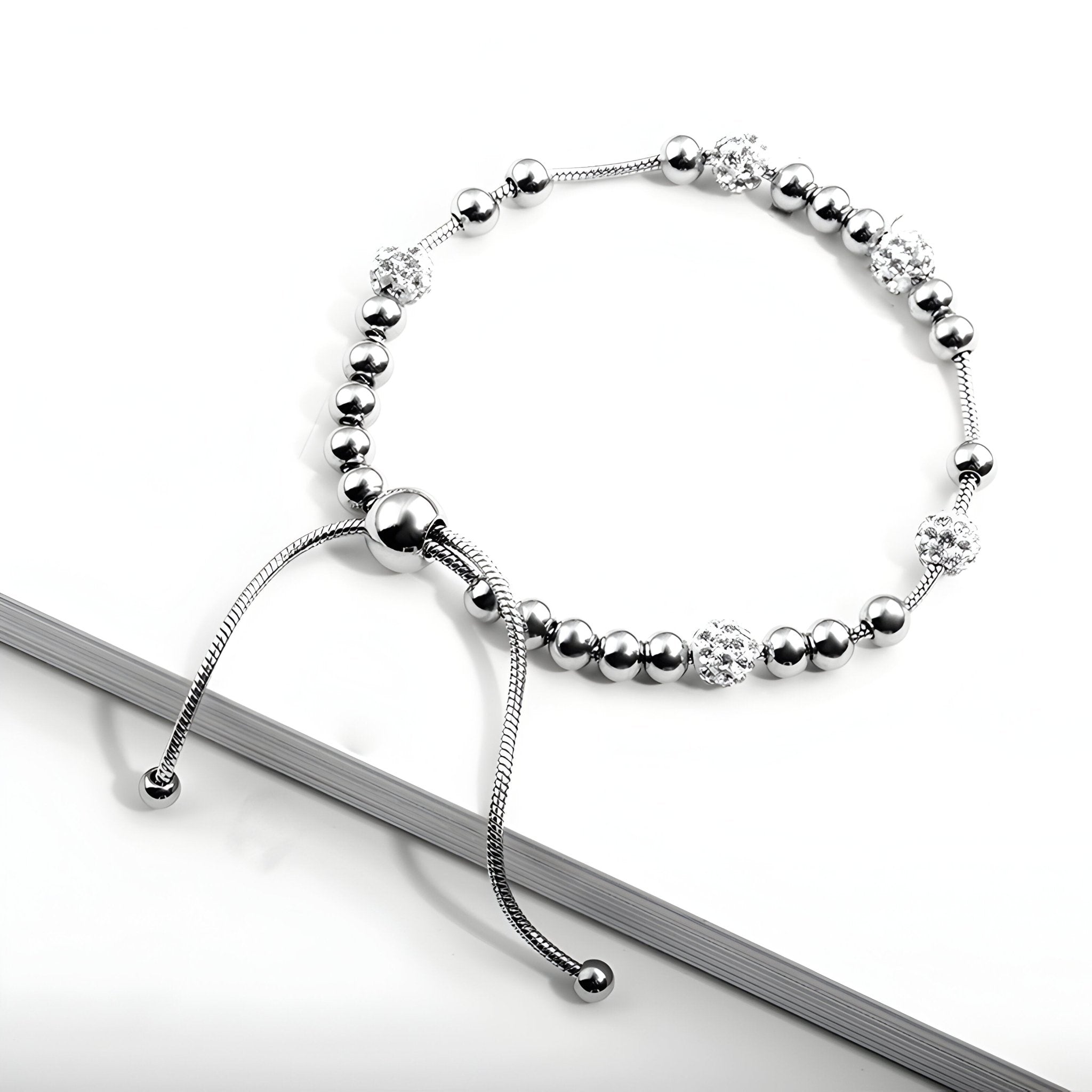 Bracelet femme en titane argenté, perles rondes et zircones synthétiques, modèle Malou ajustable.