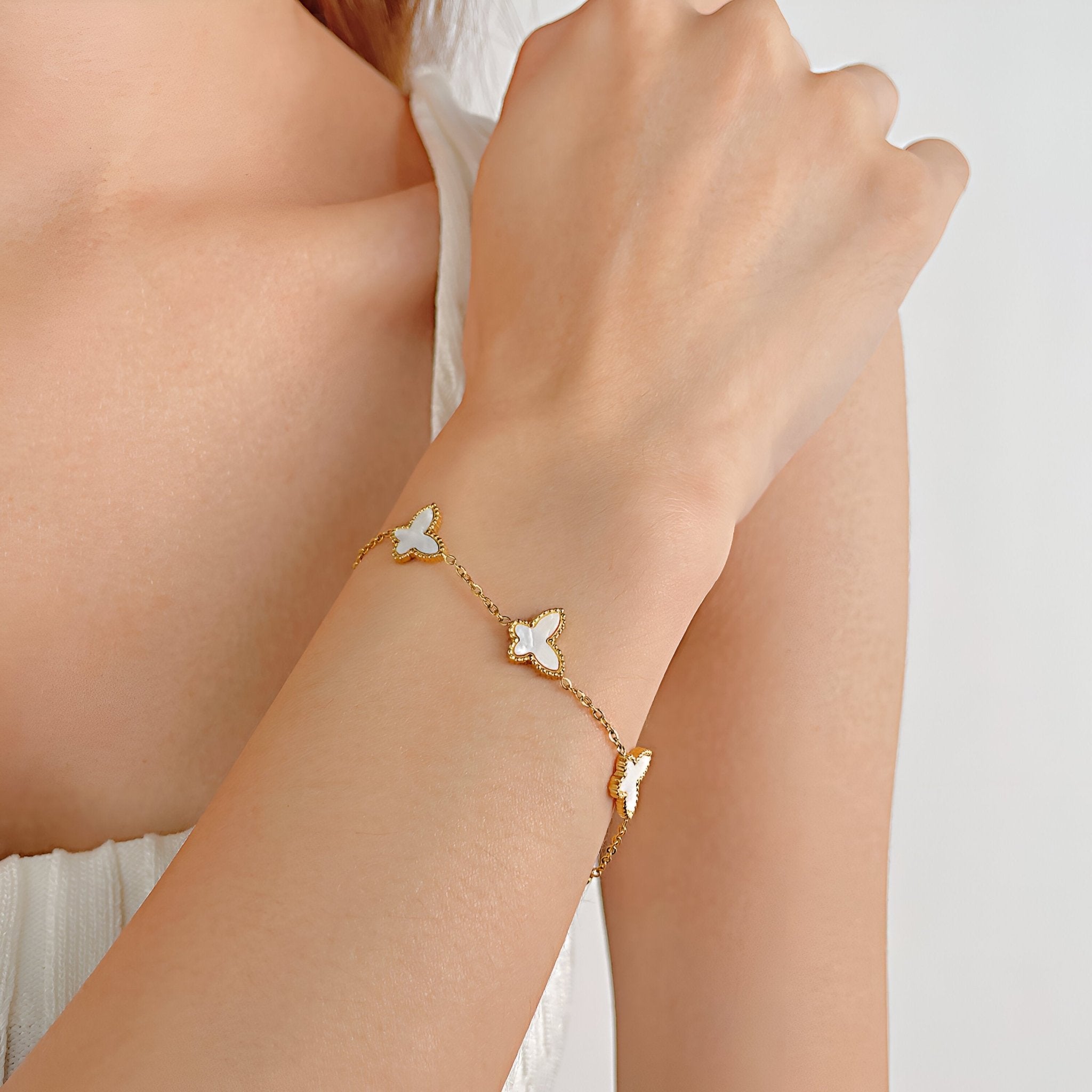 Bracelet doré pour femme avec charms papillons en acier inoxydable, modèle Aline.