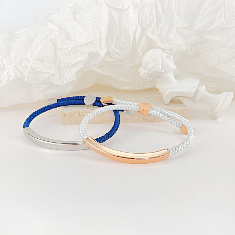 Bracelets pour femme en cordon bleu et blanc avec barres métalliques dorée et argentée élégantes.