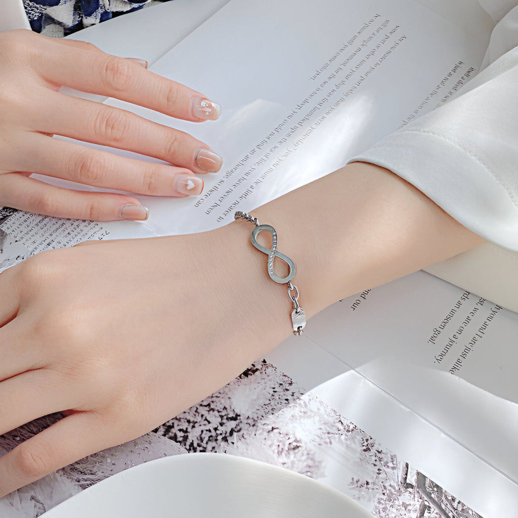 Bracelet pour femme, en acier inoxydable, charm infini orné de zirconium, modèle Kalia - La Boutique du Bracelet