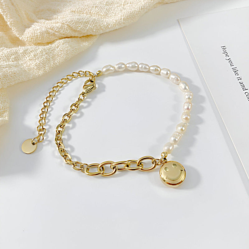 Bracelet femme moitié perles blanches, moitié chaîne acier doré avec charm smiley rond doré.