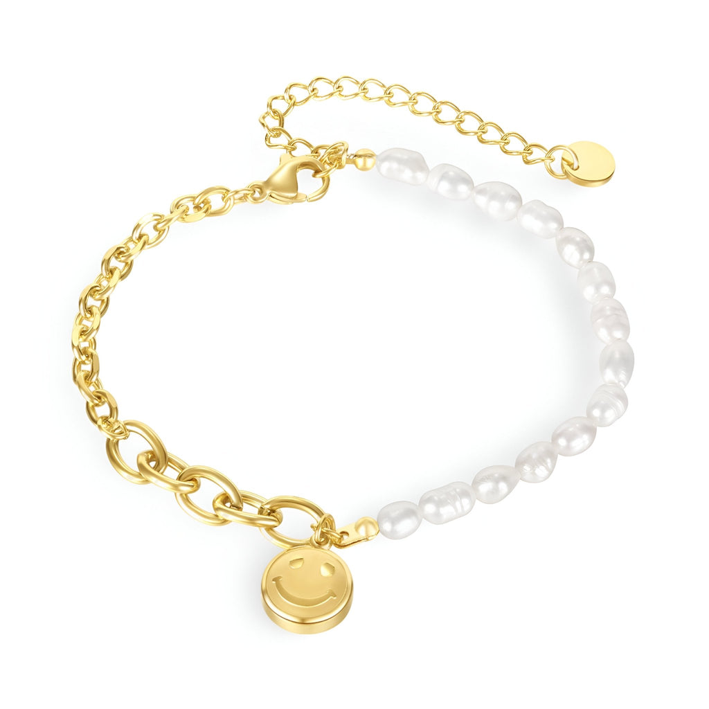 Bracelet femme demi-chaîne dorée, demi-perles blanches, pendentif smiley doré, modèle Janet.