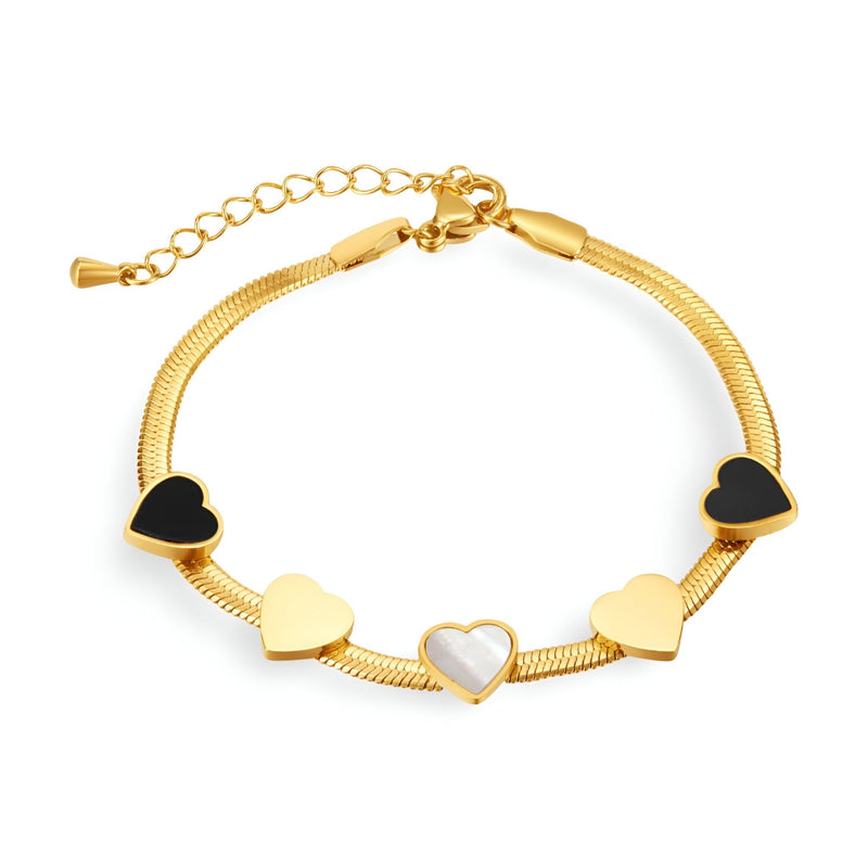 Bracelet en acier inoxydable doré avec cinq cœurs colorés noirs, dorés et nacrés.