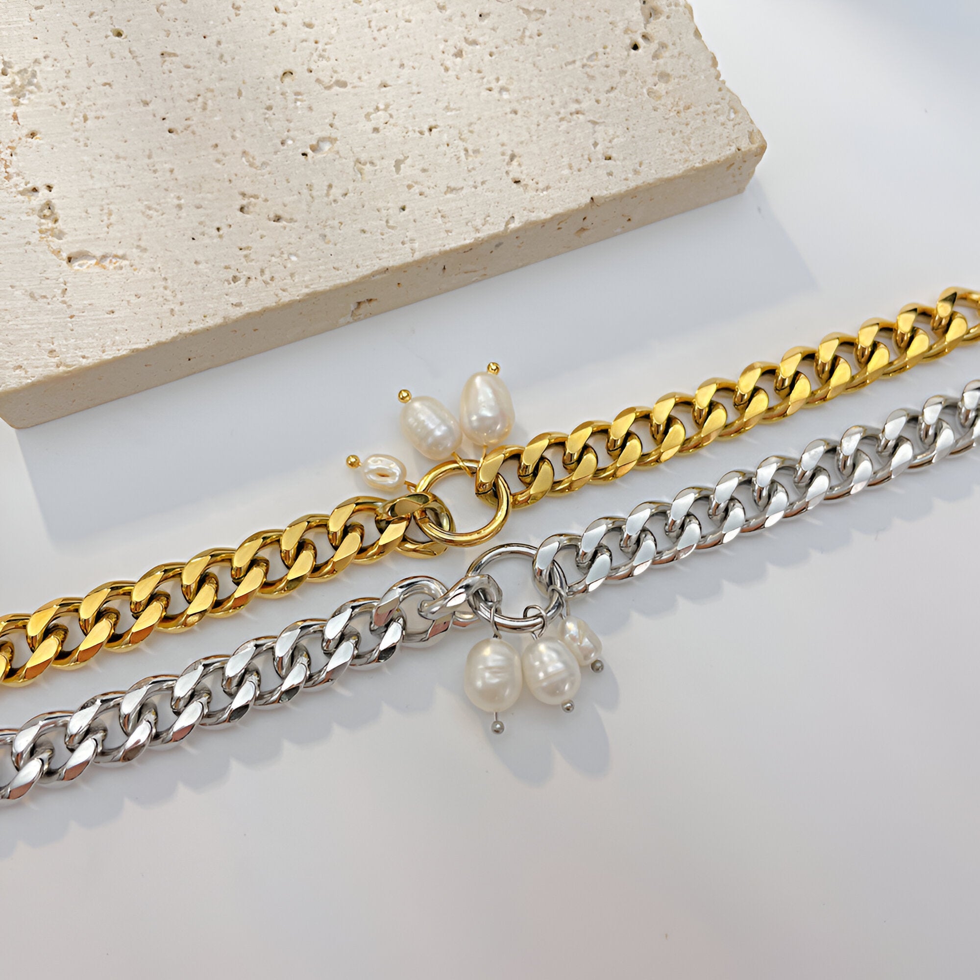Bracelet femme en acier inoxydable, chaîne épaisse avec perles suspendues, modèle or et argent.