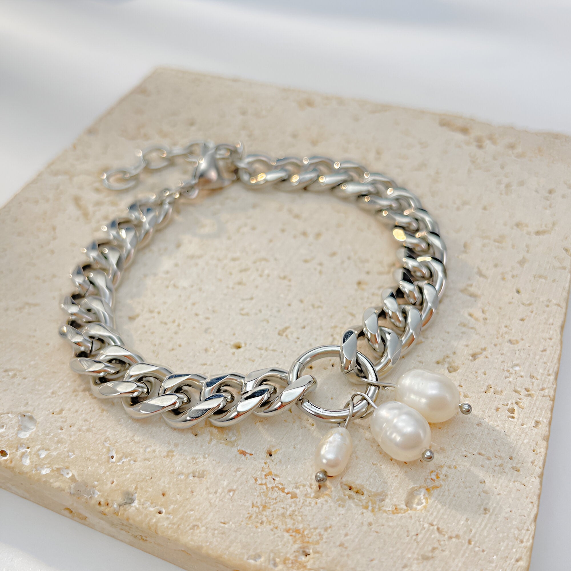 Bracelet femme en acier inoxydable argenté avec perles blanches suspendues modèle Miranda.
