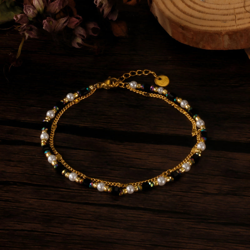Bracelet femme en acier inoxydable doré avec pierres naturelles blanches et perles élégantes.