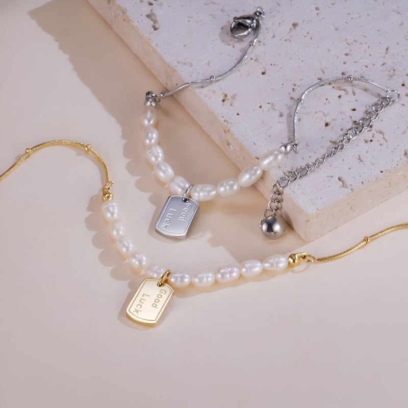 Bracelet femme perlé en acier inoxydable avec pendentif plaque or et argent.