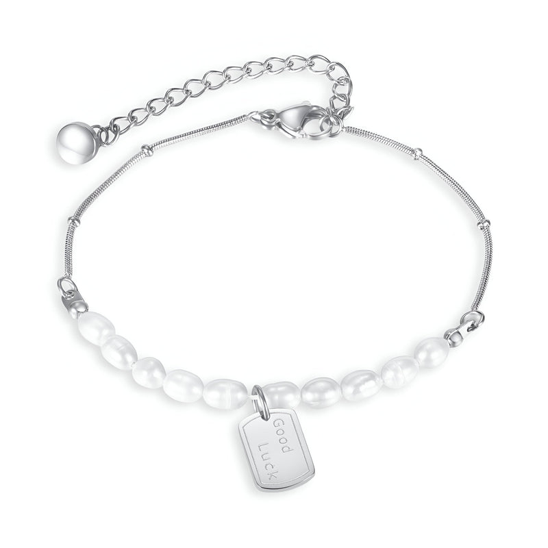 Bracelet pour femme en acier inoxydable argenté avec perles blanches et pendentif rectangulaire gravé.