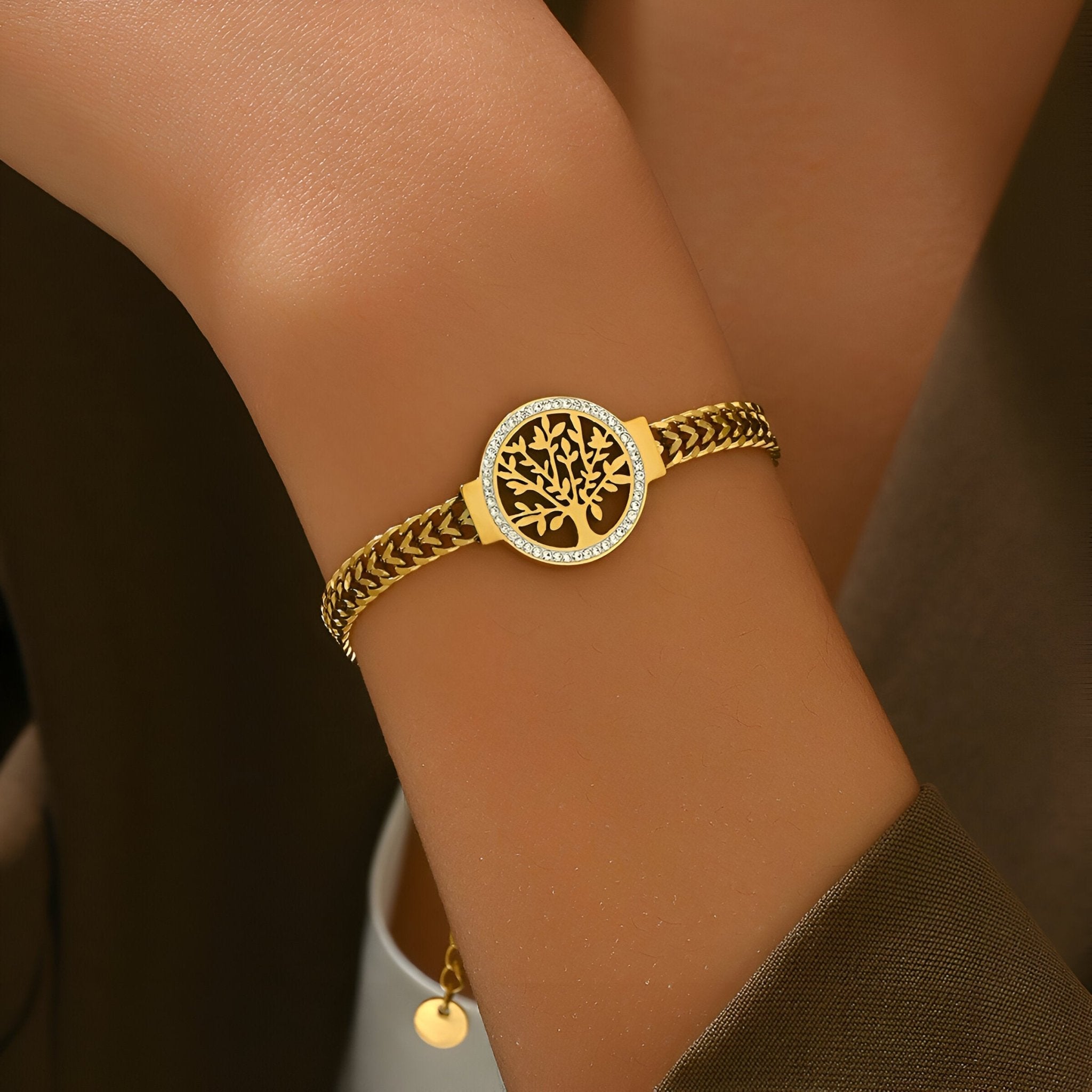 Bracelet en titane or avec pendentif arbre de vie rond et chaîne tressée fine pour femme.