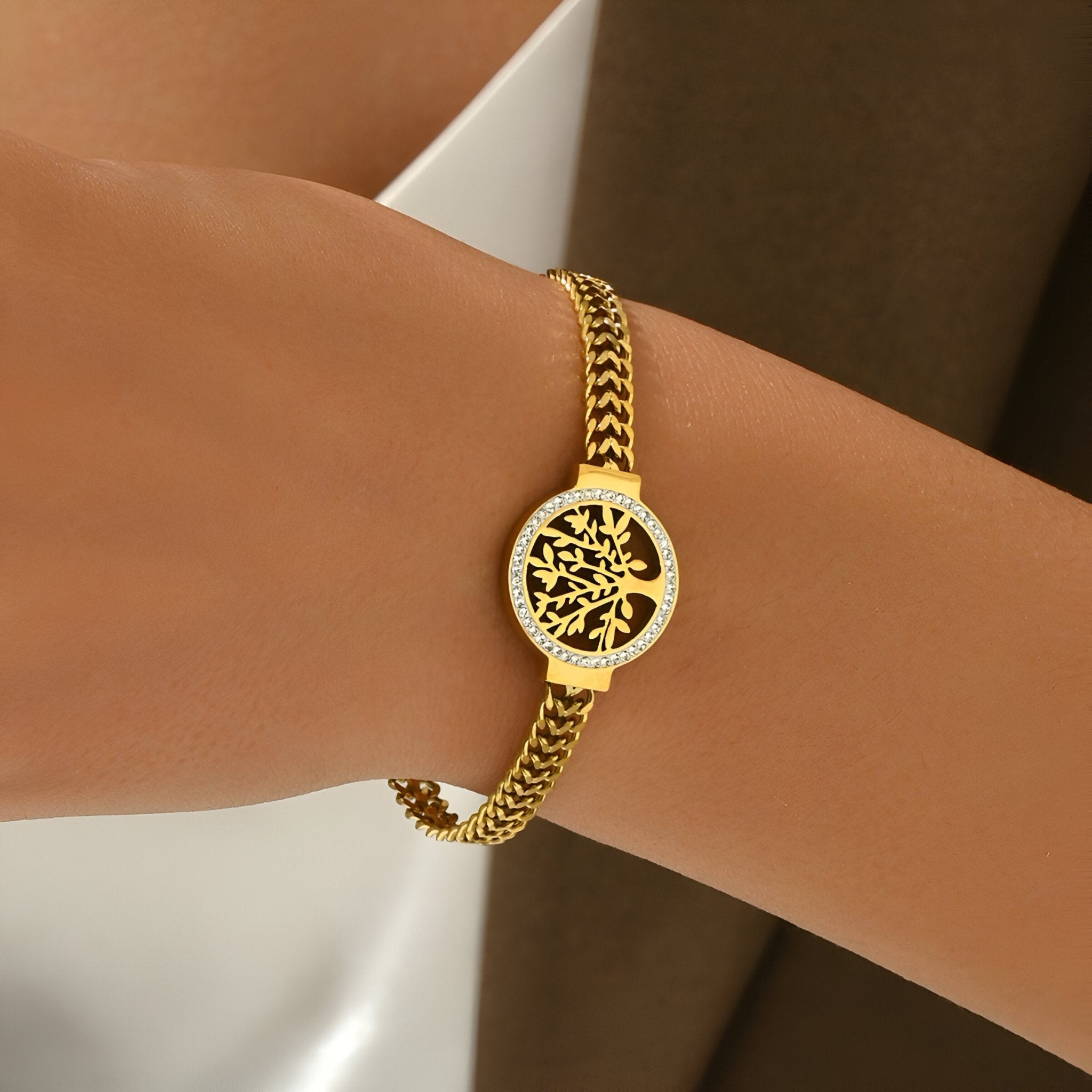 Bracelet chaîne en titane doré avec pendentif arbre de vie rond élégant pour femme.