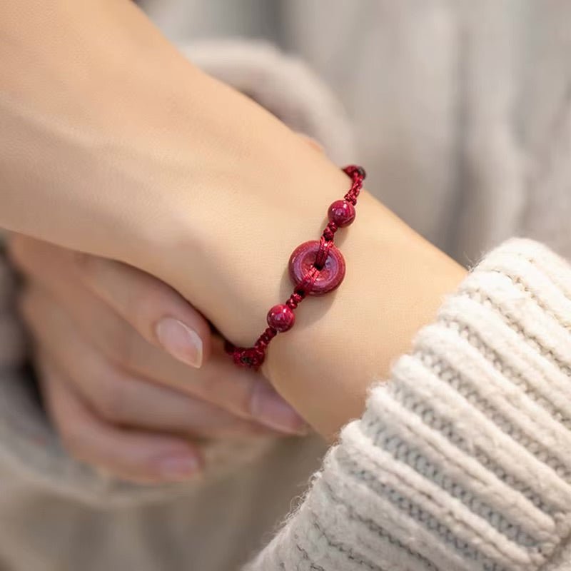 Bracelet en fil rouge bordeaux avec perles en cinabre, style porte-bonheur, modèle Terya.