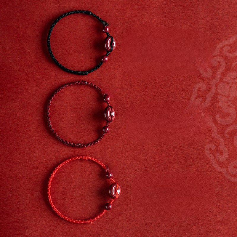 Bracelet pour l'esprit, porte - bonheur, en coton fil rouge, orné de cinabres, modèle Terya - La Boutique du Bracelet