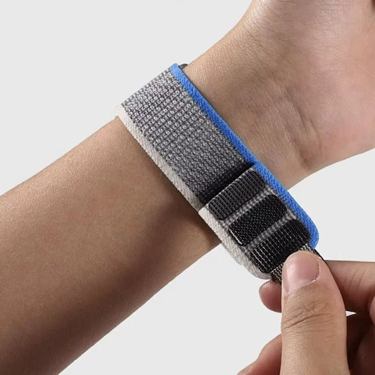 Bracelet nylon gris et noir avec bordure bleue et attache velcro ajustable pour montre connectée.