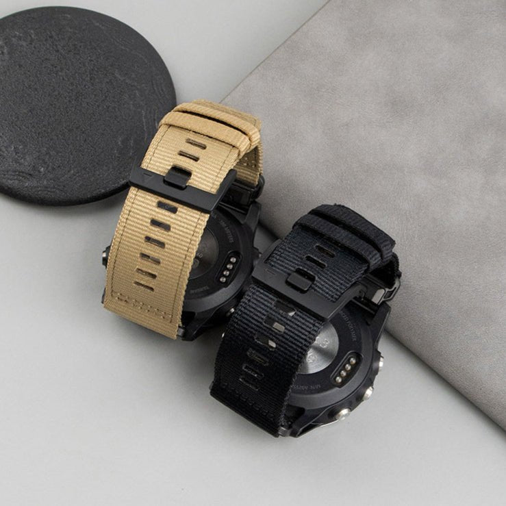 Bracelet en nylon beige et noir, style robuste, compatible montres connectées Garmin, fermoir noir.