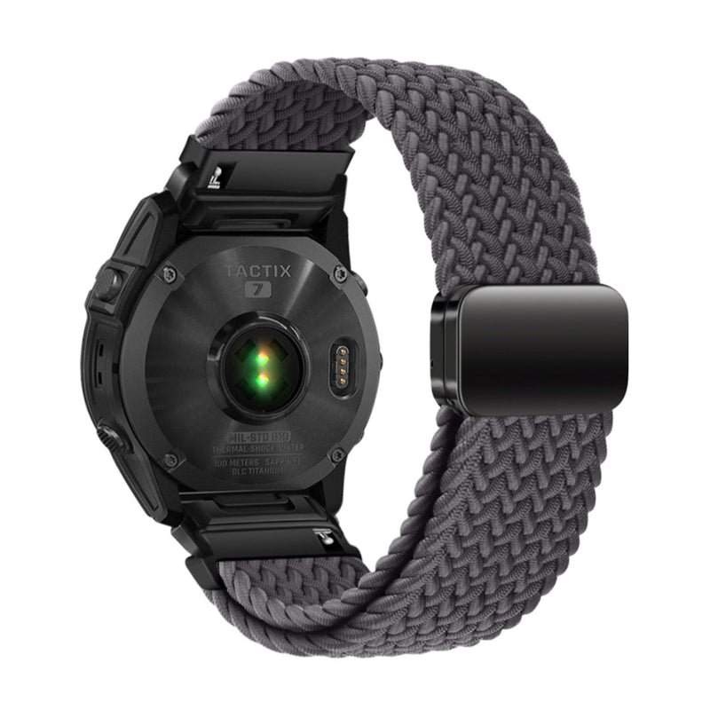 Bracelet montre Garmin en nylon tressé gris foncé épais avec fermoir magnétique noir.