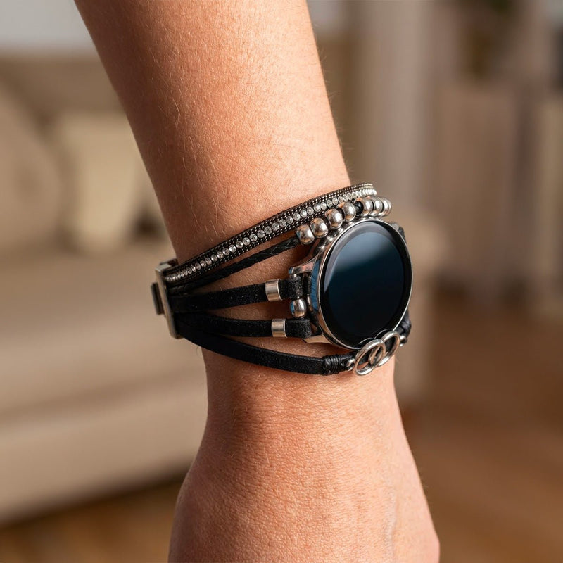 Bracelet multi-rangs noir en simili végan avec perles argentées et double anneau pour montre connectée.