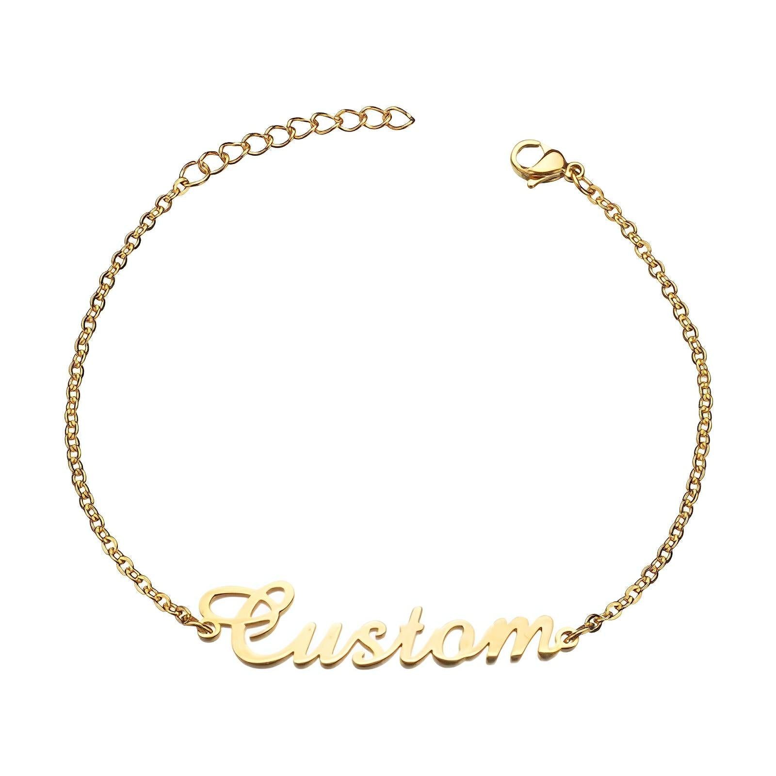 Bracelet fin doré en acier inoxydable avec prénom personnalisé en lettres cursives et chaîne ajustable.