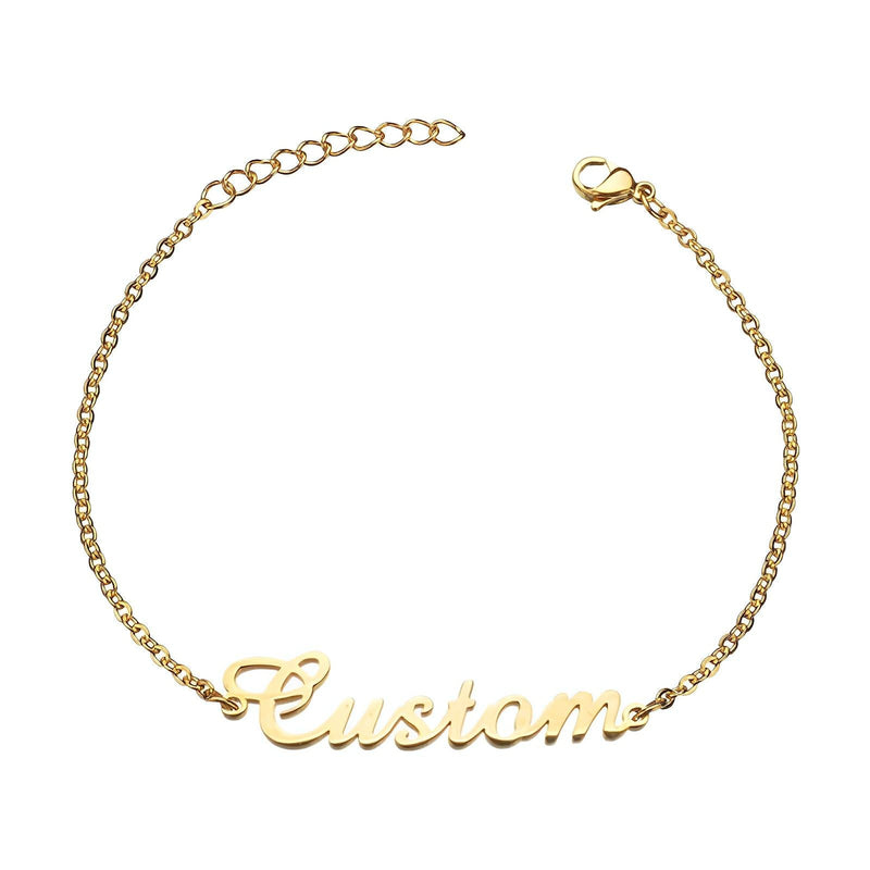 Bracelet fin doré en acier inoxydable avec prénom personnalisé en lettres cursives et chaîne ajustable.