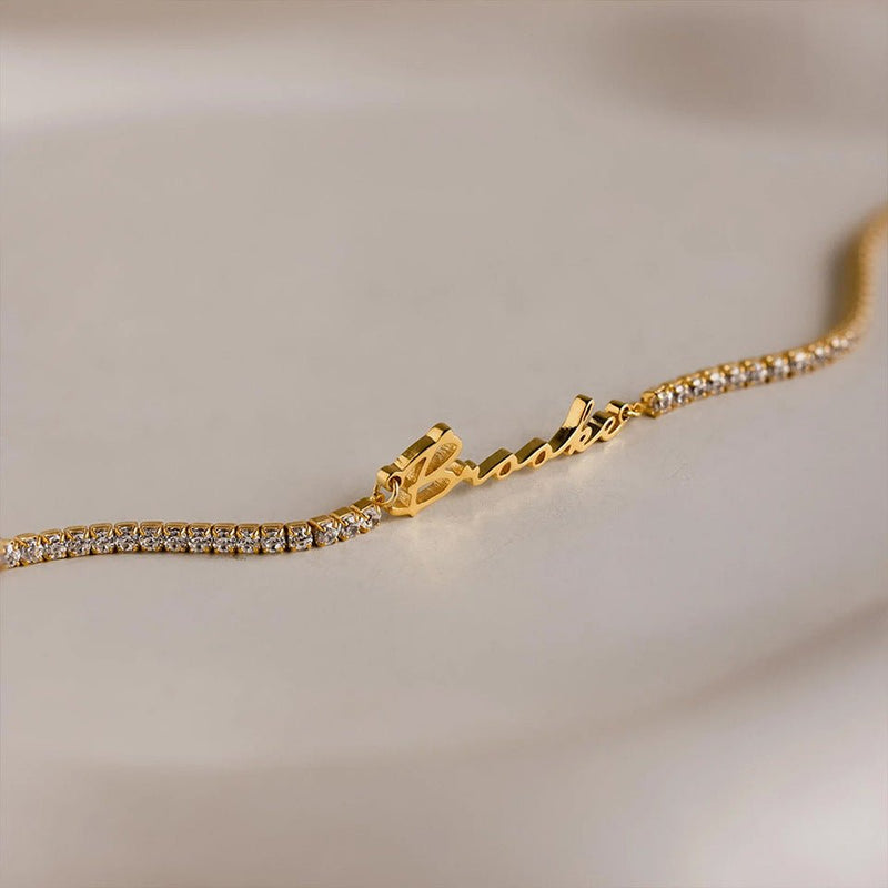 Bracelet prénom personnalisé en acier inoxydable plaqué or 14 carats, maille tennis sertie de zircons scintillants, fermoir mousqueton ajustable, modèle Brooke