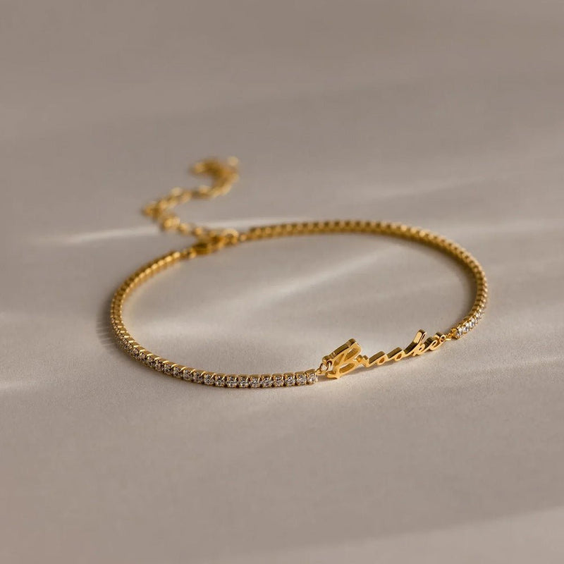 Bracelet prénom personnalisé en acier inoxydable plaqué or 14 carats, maille tennis sertie de zircons scintillants, fermoir mousqueton ajustable, modèle Brooke