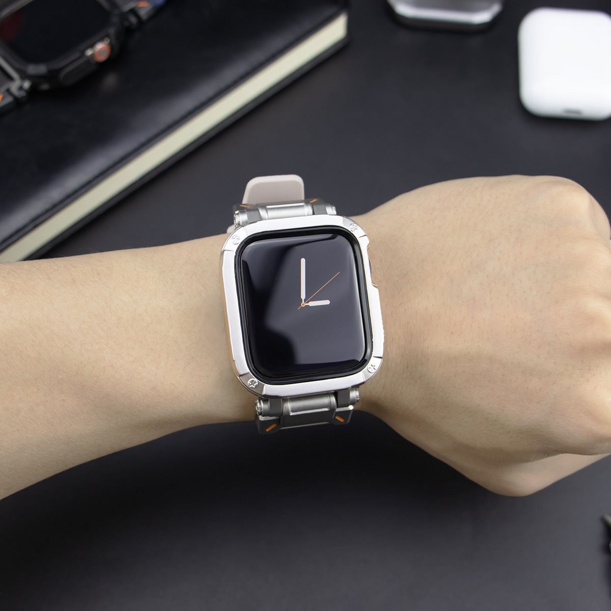 Bracelet de montre connecté robuste en TPU gris avec coque anti-choc transparente de style sport sur poignet.
